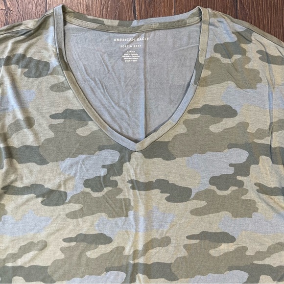American Eagle, soft and sexy camo V-neck tee SZ SM - Picture 2 of 4